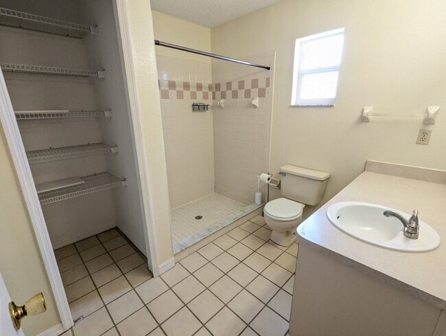 Building Photo - Must See!!!  Large 2 Bed 2 Bath with garag...