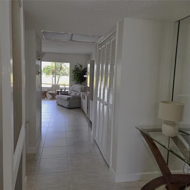 Building Photo - 7193 W Country Club Dr N