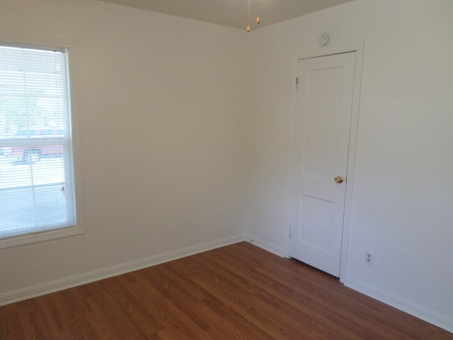 Building Photo - 1811 Poage Ave