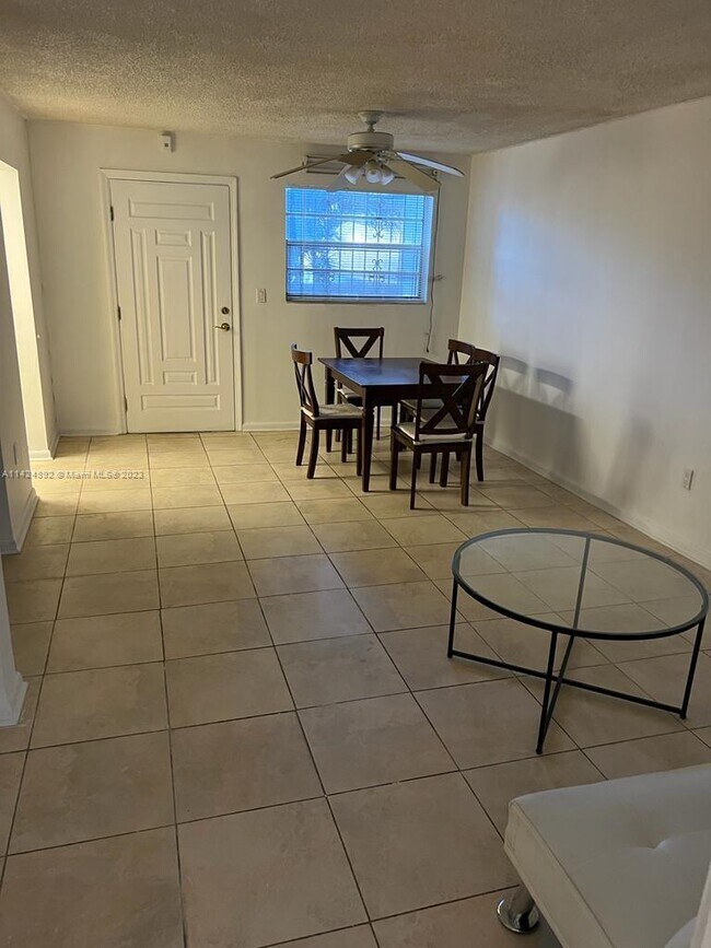 Building Photo - 2000 Biarritz Dr