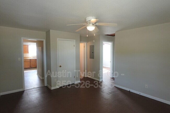 Building Photo - 6910A Oak St