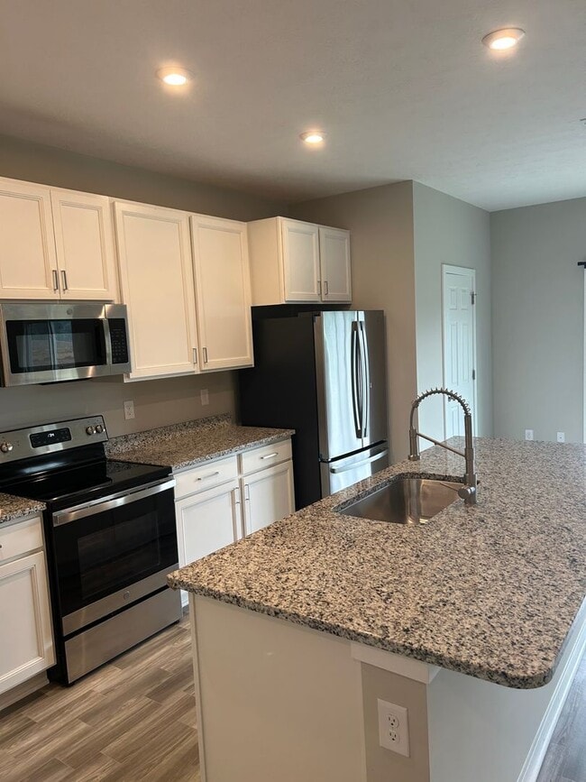 Building Photo - Must See New Construction In Mount Washing...
