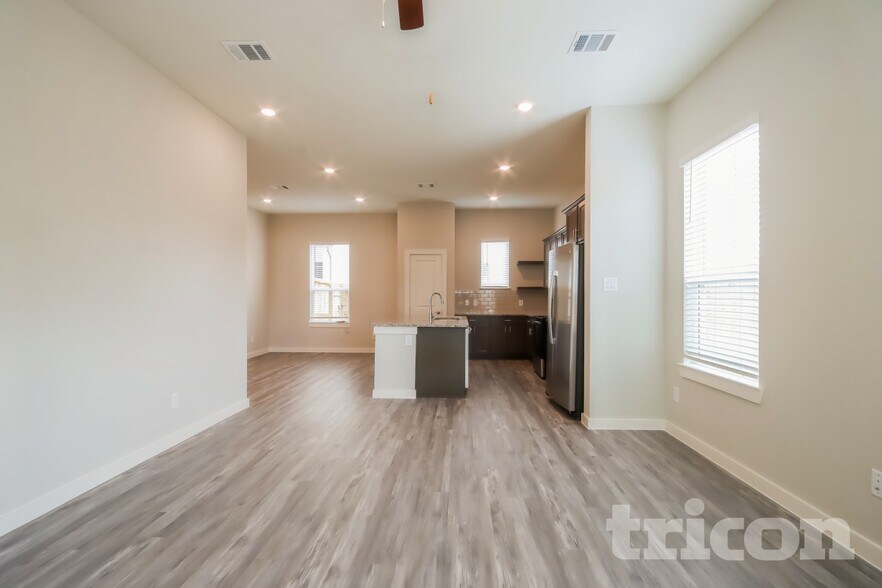 Building Photo - 9835 Willow Creek Commerce Dr