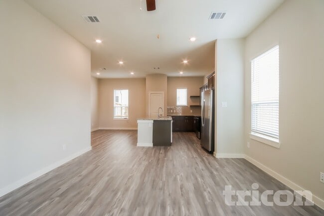 Building Photo - 9835 Willow Creek Commerce Dr