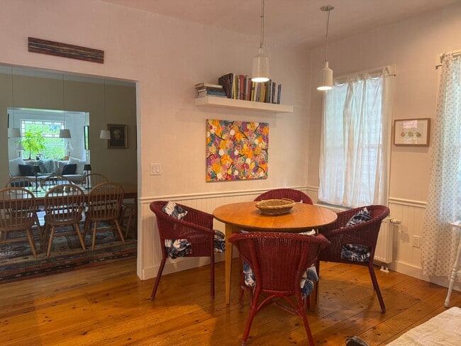 Building Photo - Short term- 4 Bedroom just two blocks from...