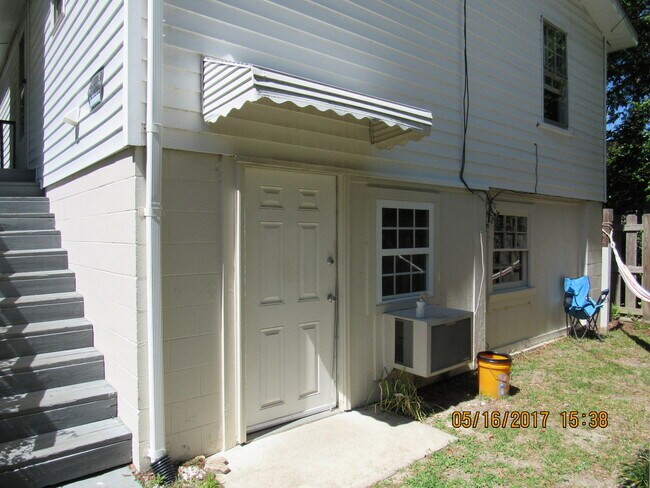 Building Photo - 208 1/2 College Street