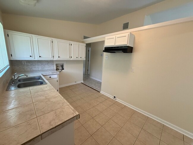 Building Photo - 1405 Cactus Dr