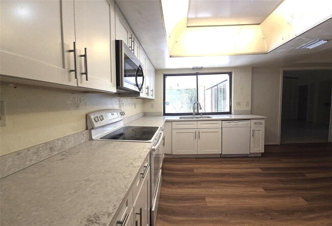 Building Photo - 7450 SW 15th St