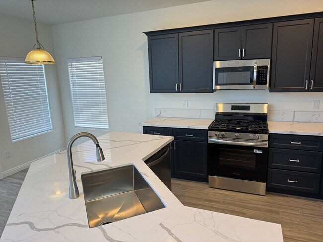 Building Photo - New flooring and kitchen. No neigbors behi...