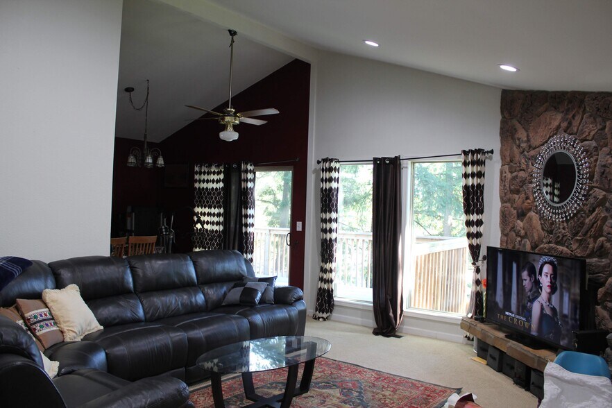 Building Photo - 12939 NE 195th Pl