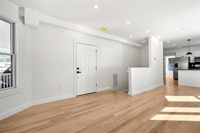 Building Photo - 53 Dustin St