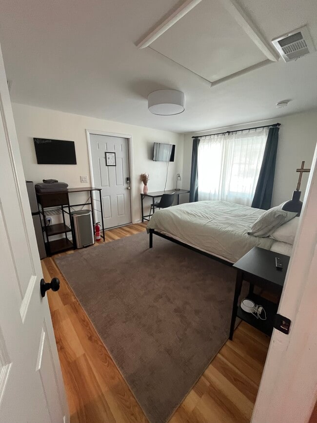 Building Photo - 1744 10th St SW