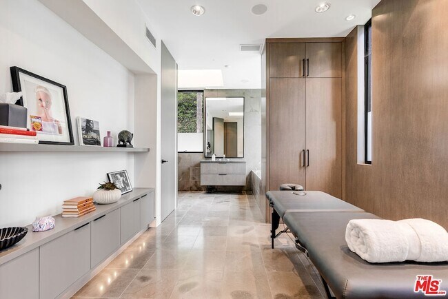 Building Photo - 9405 Sierra Mar Pl