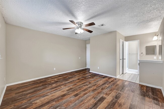 Building Photo - 10007 Oakmont Dr