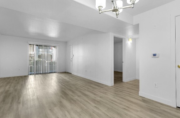 Building Photo - 950 Seven Hills Dr