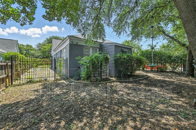 Building Photo - 4036 Dexter Ave