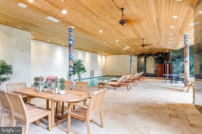 Building Photo - 612 Rivercrest Dr