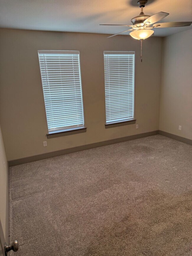 Building Photo - 3/2/2 Open concept and conveniently located for commuters
