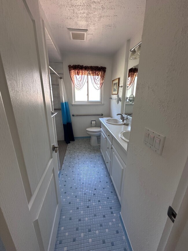Building Photo - 2843 Teasdale Dr