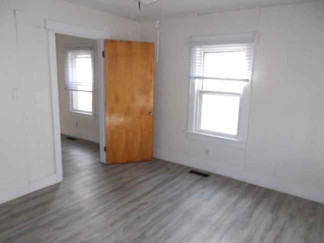 Building Photo - Spacious 1-Bedroom, 1-Bath Unit – 1,000 Sq...