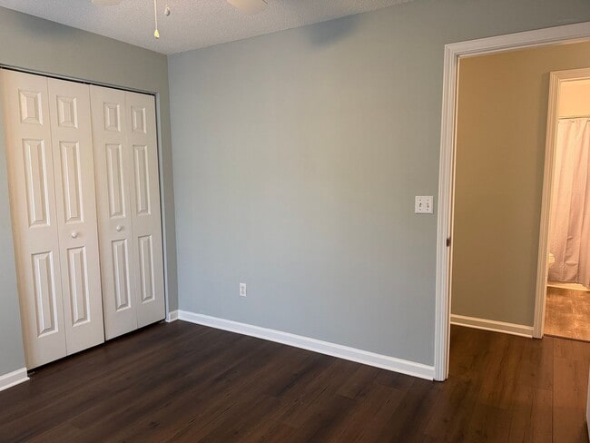 Building Photo - Beautifully renovated 3-bedroom, 2-bath condo located in Estates at Westbury