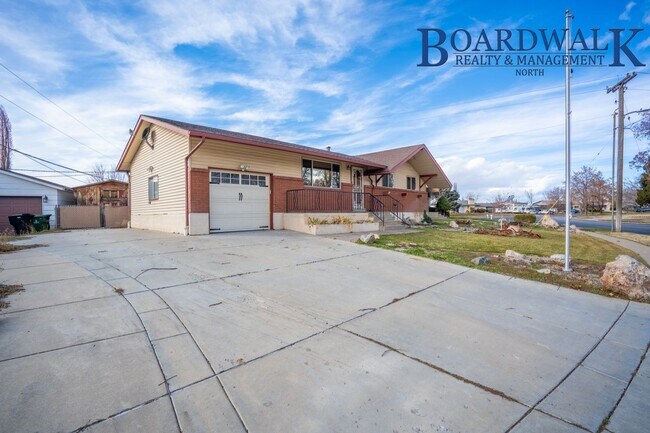 Building Photo - Amazing 4 Bed Rambler in Syracuse