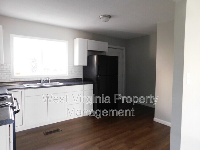 Building Photo - 200 Lewis St