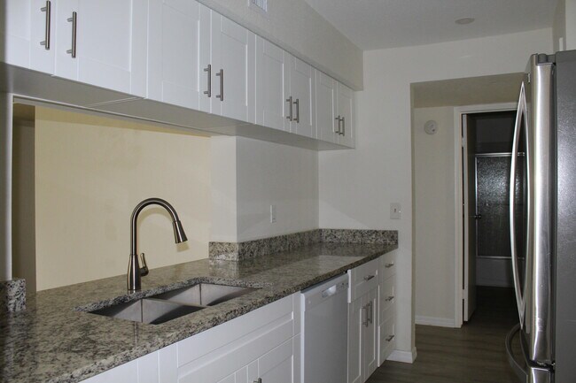 Building Photo - 899 Riverside Dr