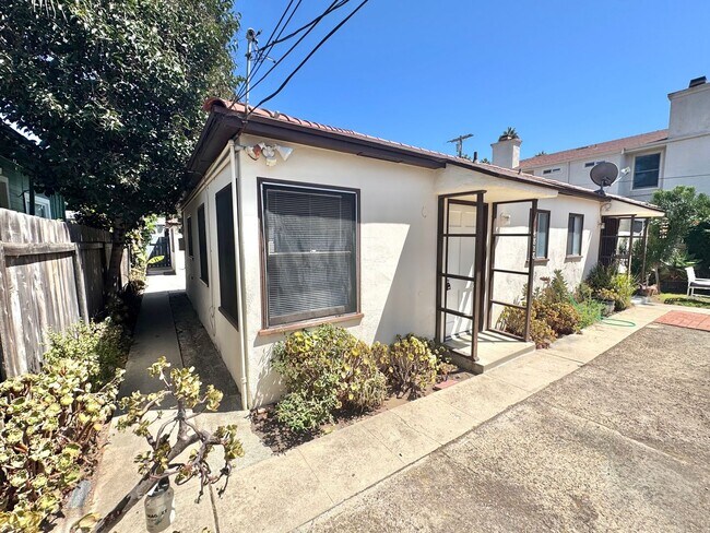 Building Photo - 4826-4832 Del Mar Avenue