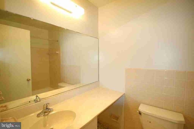Building Photo - 38 Barclay Ct