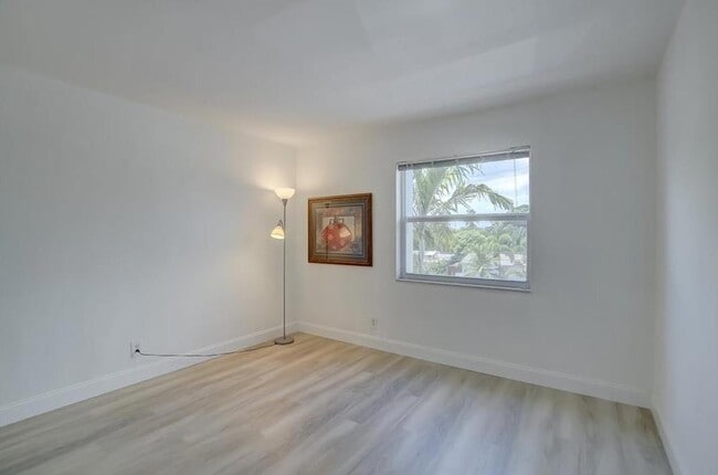 Building Photo - 3040 NE 16th Ave