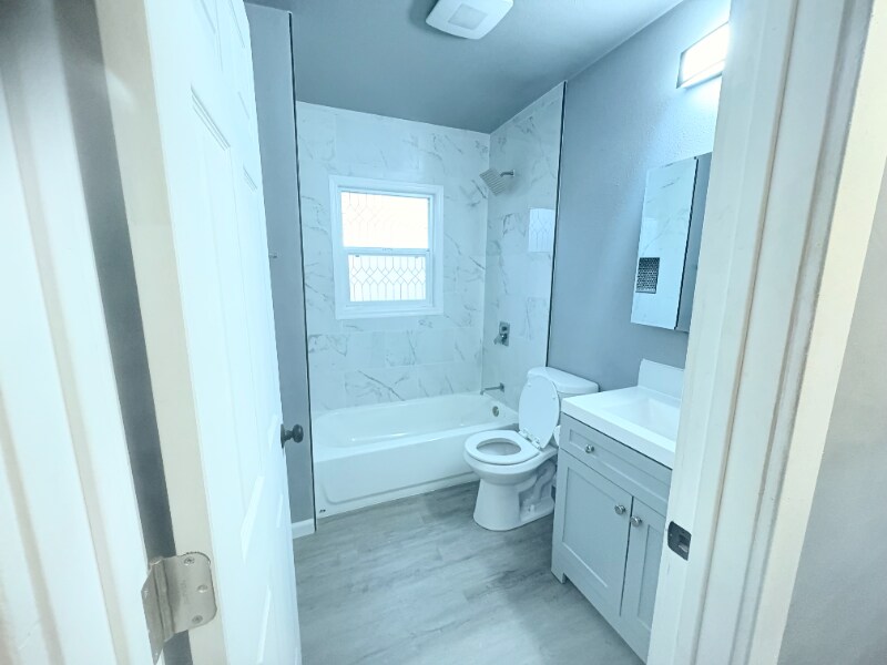 Building Photo - 3806 S Ainsworth Ave