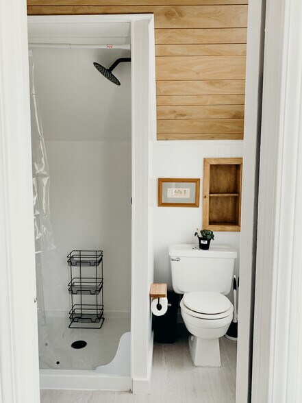 bathroom - 22101 Nowlin St