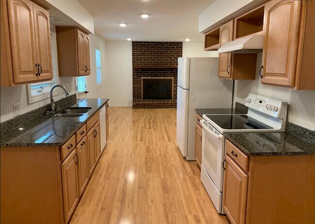 Building Photo - 1165 E Rosebrier St