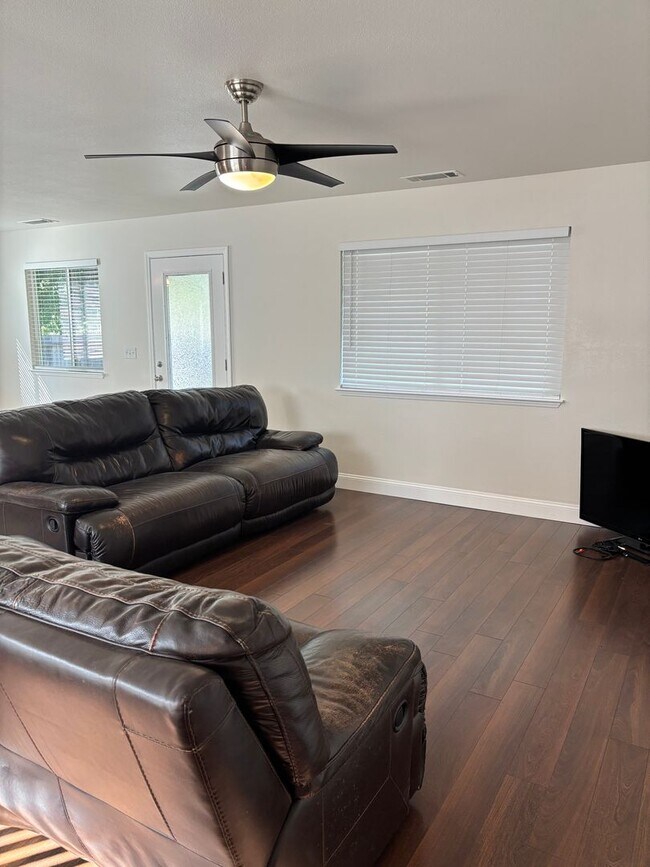 Building Photo - 3 bedroom 2 bath Rincon Valley