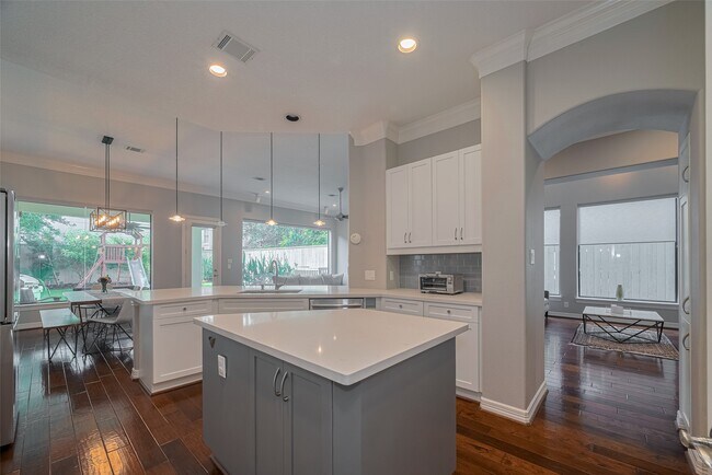 Building Photo - 4006 Lanark Ln