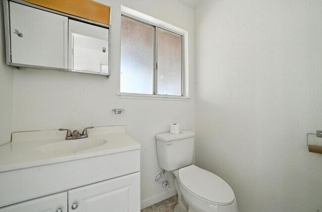 Building Photo - Large 2 Bedroom Home