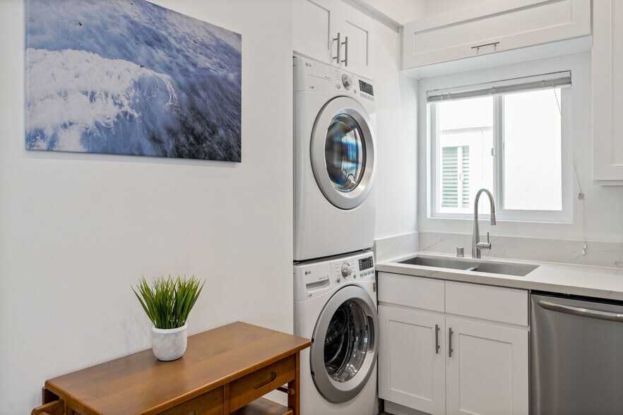 Building Photo - 131 Gull St