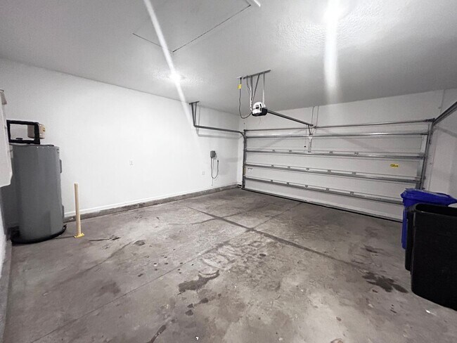 Building Photo - Beautiful Newer Build 3/2.5 with Internet ...