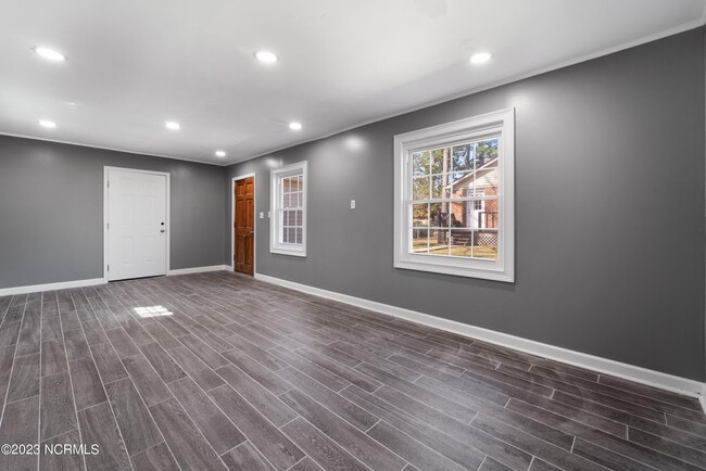 Building Photo - 307 Forest Grove Ave