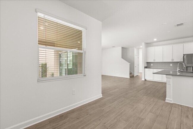 Building Photo - Spacious 5-Bedroom Solar Home for Rent in ...