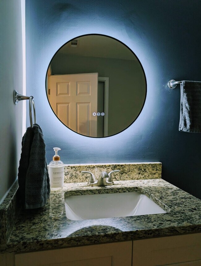 Building Photo - 469 Holt Rd NE