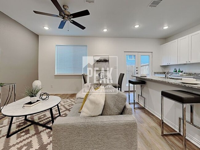 Building Photo - $1599! 3 Bed/2.5 Bath Townhome with a FRIDGE PROVIDED!