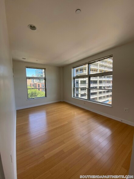 Building Photo - 601 Albany St