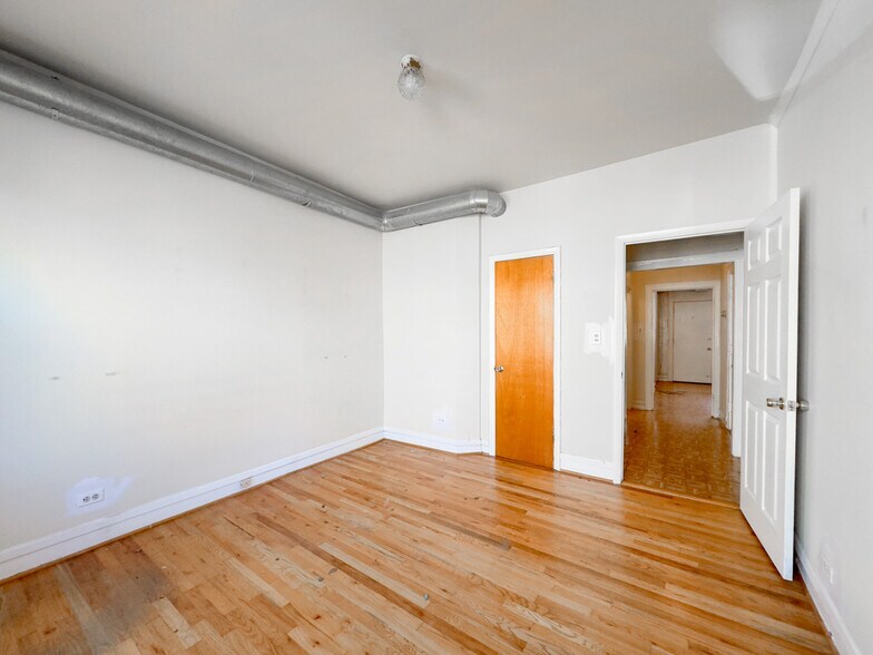 Building Photo - 2405 W Wilson Ave