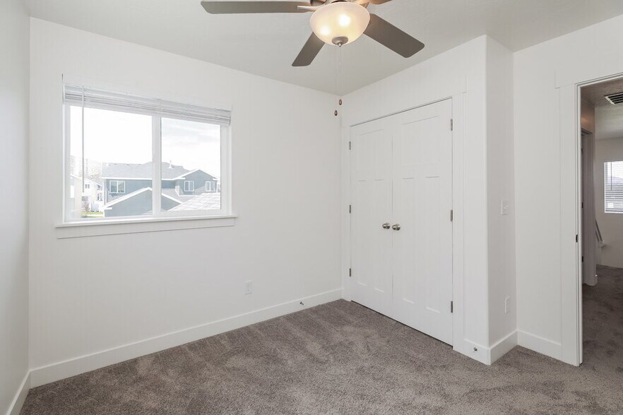 Building Photo - 4762 E Lk Cor Dr