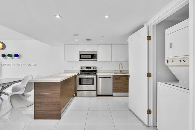 Building Photo - 9901 E Bay Harbor Dr