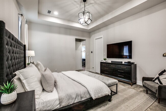 Building Photo - 7021 Royal View Dr