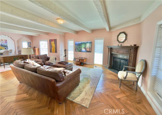 Building Photo - 327 Aster St