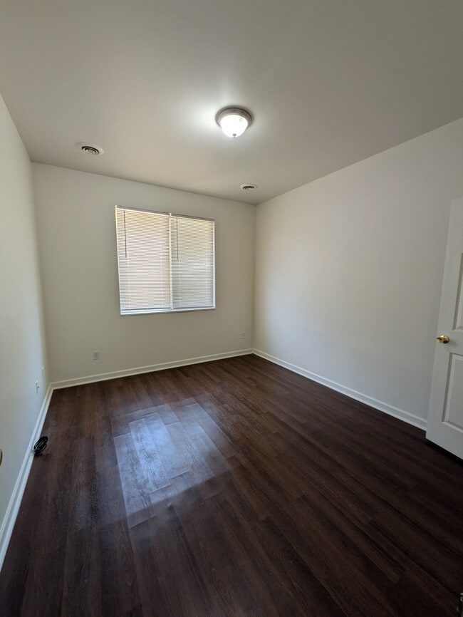 Building Photo - 440 Robbe Ave